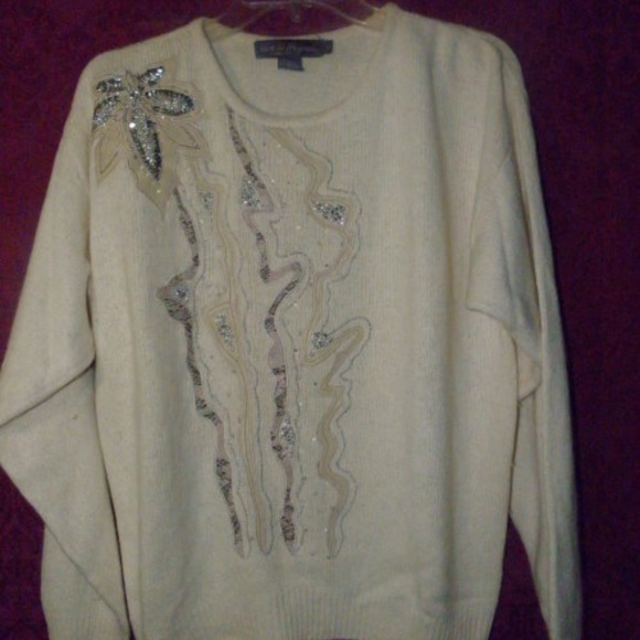 Gorgeous Silk and Angora Blend long Sleeve Sweater - Picture 1 of 5